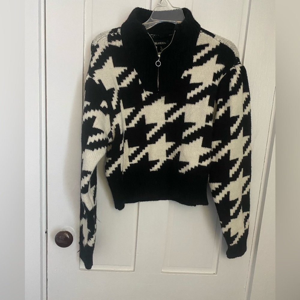 Blank NYC size S sweater- large scale houndstooth pattern, puff sleeve. NWT